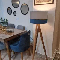 آباژور کنار سالنی سه پایه چوبی