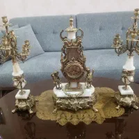 دوشمعدان برنجی و ساعت کلاسیک آن