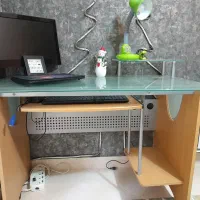 میز کامپیوتر در حد نو