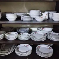 سرویس گل سرخی سالم دور طلایی در حد نو 67 پارچه