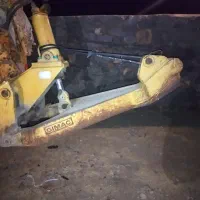 یک عدد کلنگی و پمپ فروشی