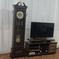 یک عدد زیر تلویزیونی و ساعت ایستاده