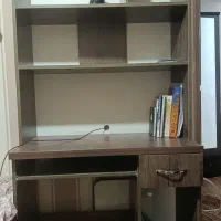 میز تحریر و کامپیوتر