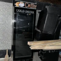 تعدادی صندلی کافه ای و یخچال