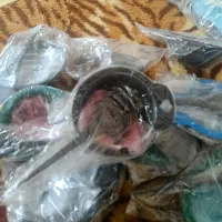 کاسه رنگ مو . کلاه تابستانه . خاک انداز