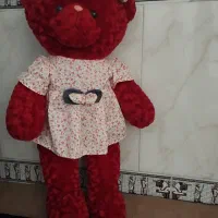 عروسک قرمز رنگ