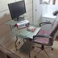 میز کامپیوتر کاملا سالم