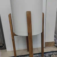 گلدان فایبرگلاس پلیمری پایه دار چوبی