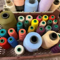 تعدادی نخ و قیچی برقی