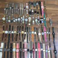 تعداد زیادی ساعت مچی انالوگ و دیجیتال و هوشمند