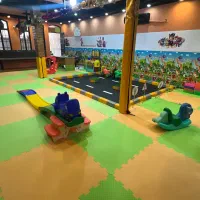 مربی خانه بازی کودکان فقط عصر