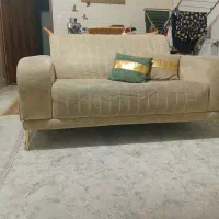 مبل پنج نفره با یک عدد میز جلو مبلی