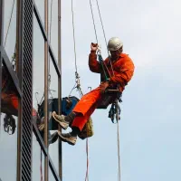 پیچ و رولپلاک سنگ نما.بازسازی ساختمان.کاردرارتفاع.