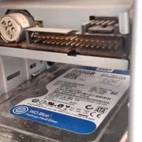 کامپیوتر به همراه تجهیزات