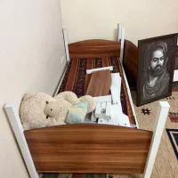۲ عدد تخت چوبی قابلیت دو طبقه شدن بعلاوه دو عددتشک