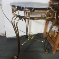 میز کنار سالنی کلاسیک