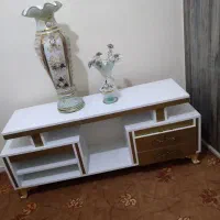 یک عدد میز تلوزیون  ۲ عدد گلدان بزرگ  کوچیک|میز تلویزیون|نسیم‌شهر, |دیوار