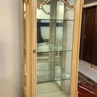 ویترین تزیینی و ساعت ایستاده