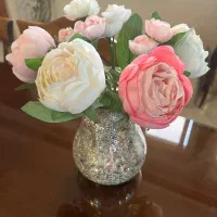 گلدان‌و‌گل مصنوعی/میزتحریر و ظرف شیشه ای‌/رزجاودان