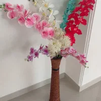 گل مصنوعی همراه با گلدان