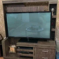 تلویزیون به همراه میز