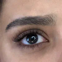 خدمات مژه شامل اکستنشن و لیفت و کاشت