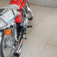 یک دستگاه موتور سیکلت پیشتاز۲۰۰