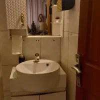 روشویی و آینه سرویس بهداشتی