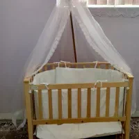 تخت کنار مادر، گهواره