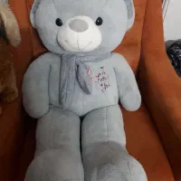 عروسک خرسی حدودا یک متری وعروسک سگ قهوه ای رنگ