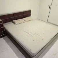 تخت و میز کشودار و آینه