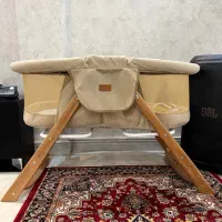 تخت کنار مادر فرهان