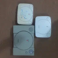 ۳عدد پلی استیشن۱ خراب و دوعدد دسته اصلی و لوازم..