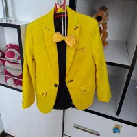 کت زرد و شلوار مشکی و پاپیون و کفش کالج پسرانه