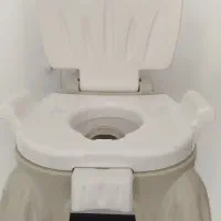 دسشویی فرنگی و صندلی کودک