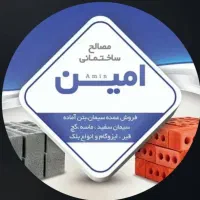 راننده نیسان با بارگیری مصالح