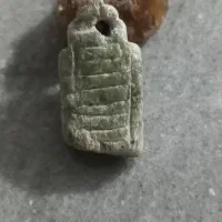 سنگ احتمالا کهربا یا شجر نمیدونم .اویزی گبری کهنه|جواهرات|ساوه, |دیوار