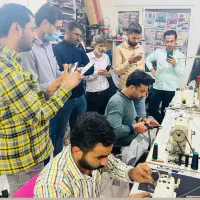 کارگر ساده کار در خیاطی وفروشگاه لباس
