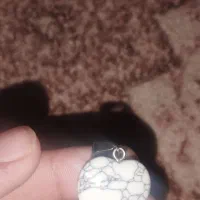 یک سنگ به همراه گردنبند