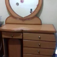میز ارایش همراه با اینه وصندلی