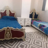 دو عدد تخت خواب تک نفره همراه با میز