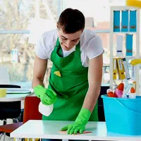 استخدام یک نفر خانم یا آقا جهت خدمات در دفتر املاک