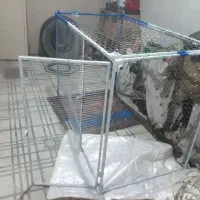 یک قفس اهنی باز  وبسته میشود