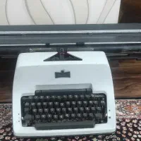 ماشین تحریر قدیمی المپیا