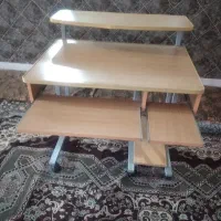 میز کامپیوتر در حد نو