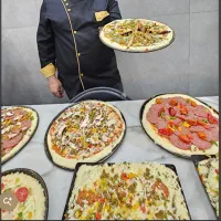 نیرو ساده یا کارکرده خانم برای فست فود بیرون بر