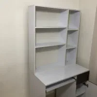 میز و کتابخانه