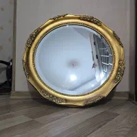 آینه دارای قاب چوبی