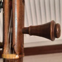 کمانچه قدیمی|سازهای سنتی|شیروان (خراسان), |دیوار