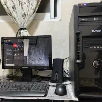 یک دستگاه  کامپیوتر کامل با وسایل توی عکس